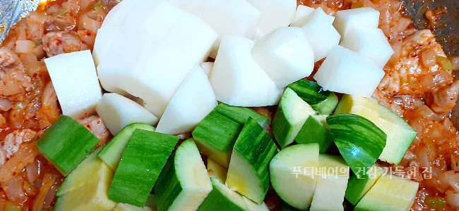 큼직하게-썬-감자와-호박-넣기