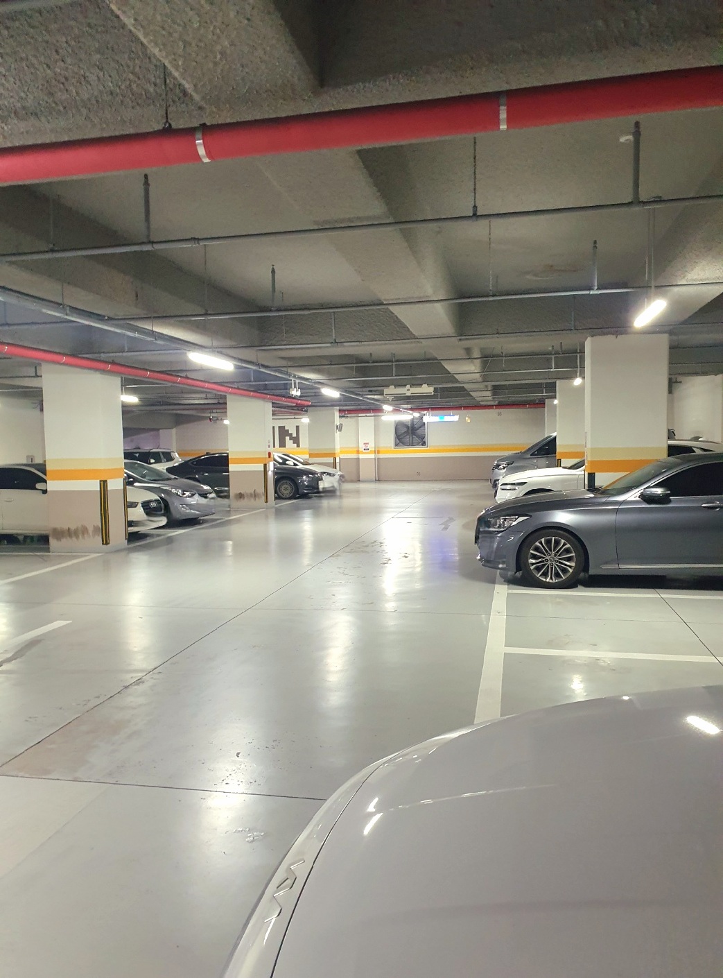 주차공간이-여유가-많습니다.