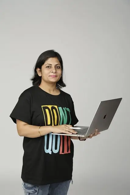 노트북-들고-일하는-여자