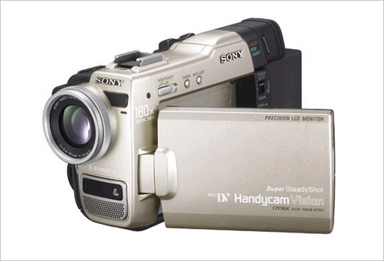 DCR-TRV9 최초의 아날로그 단말기가 장착된 디지털 캠코더. 나이트 샷 기능. 680만 화소 CCD