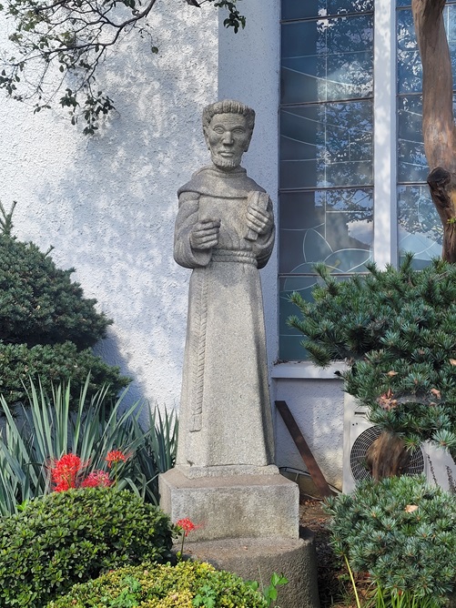 노송동성당의 주보성인 성 프란치스코 석상입니다.