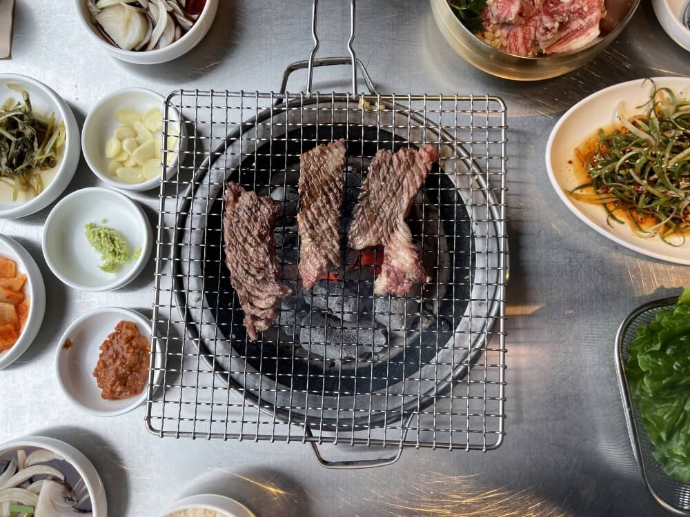 제주-명호마농갈비-불판위에서-구워지는-고기