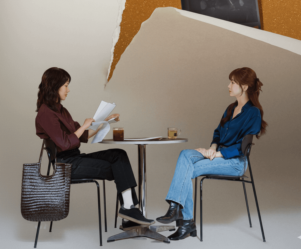 여성 두명, 탁자, 가방, 앉다