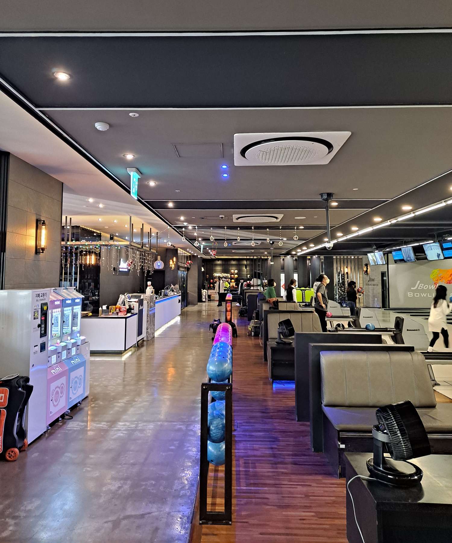 열심히 볼링치는 이들