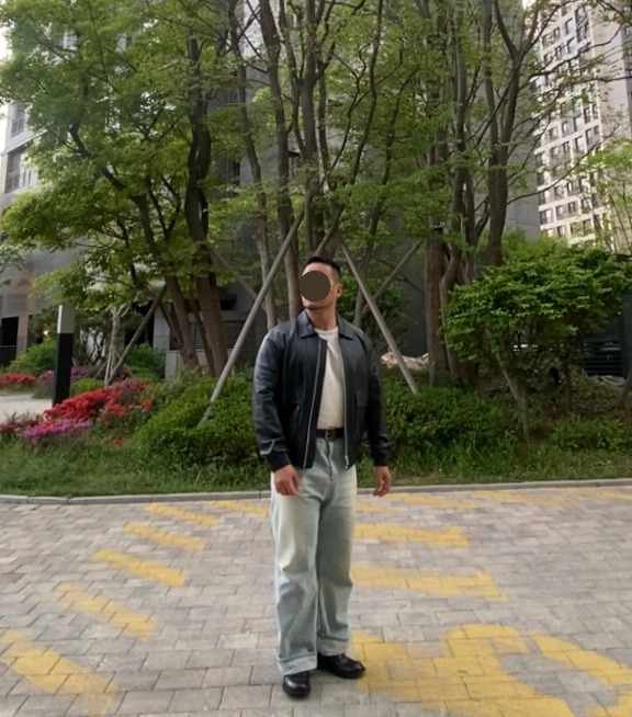데일리룩('26. 4. 30.)스페로네 스탠다드카라 A-2 레더 재킷, 무신사스탠다드 슬리브티셔츠, 유니클로 레더 벨트, 에러스익셉티드 와이드 연청 데님팬츠, 킨치 808 더비슈즈