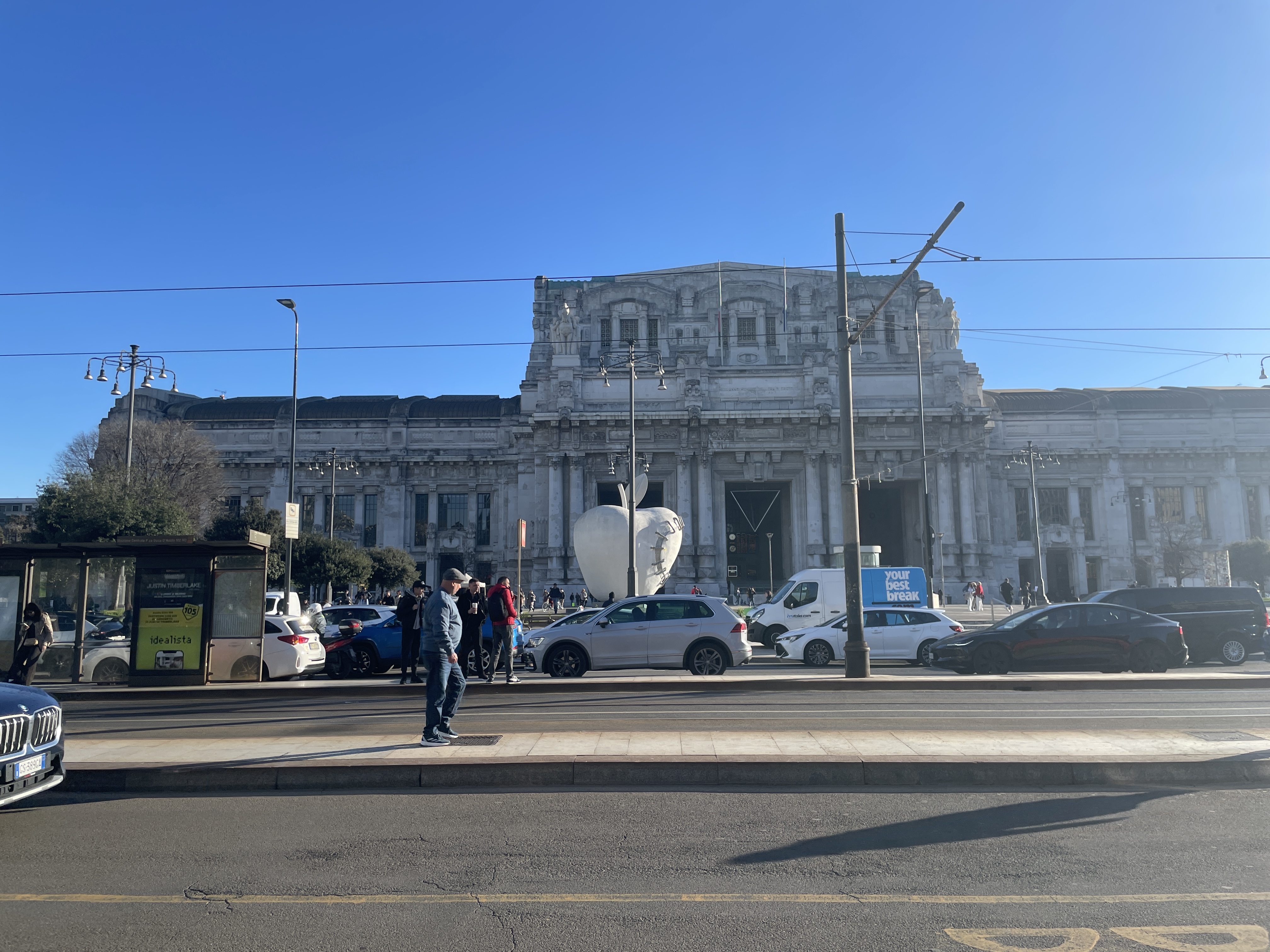 Milano Certale ์ฌ๊ณผ ๋์ ๋ถ๊ทผ