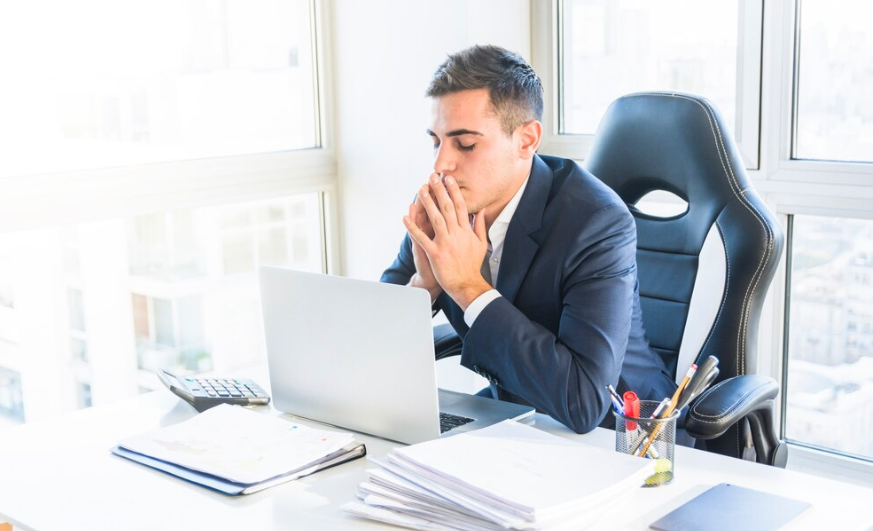 호흡 명상하는 직장인