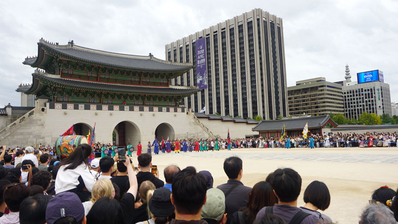 People are gathering to watch the changing of the gatekeeper at Gyeongsangbuk-do Palace.