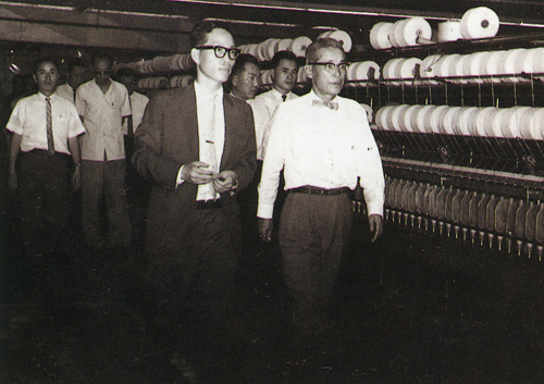 제일모직을 시찰중인 이병철 회장