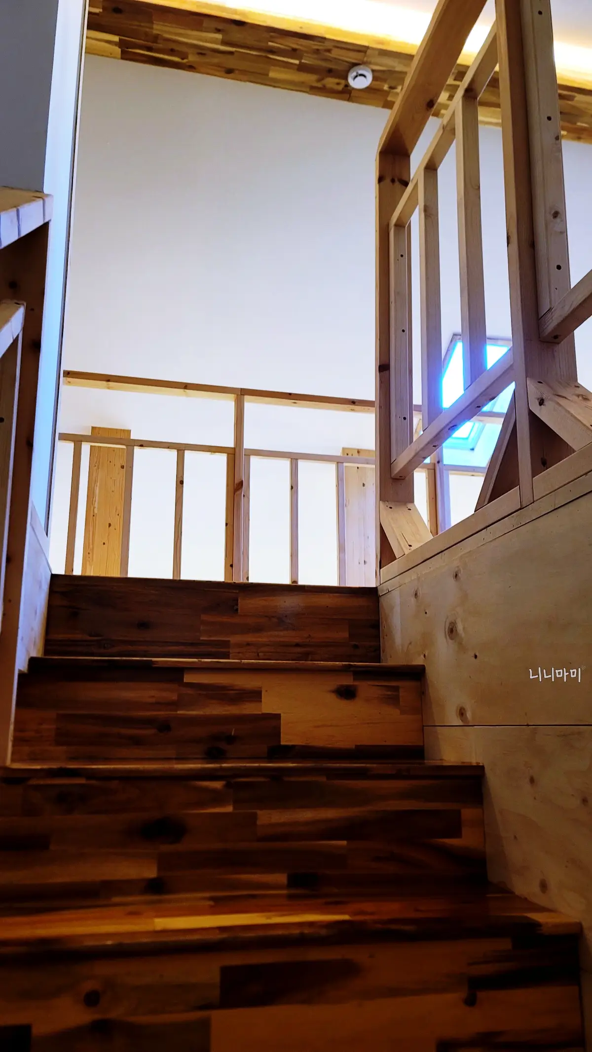 강릉료칸소돌향호-2층계단