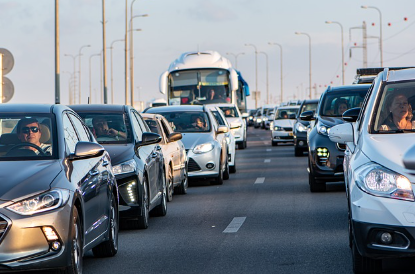 서울 시내버스 파업 대비 비상수송대책 중 실시간 교통정보 확인과 관련된 도로에 차가 늘어서 있는 사진
