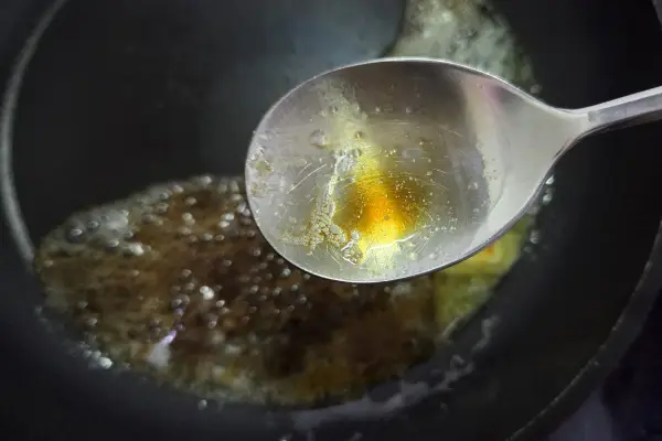 전복버터구이-녹인 버터에 진간장 넣기