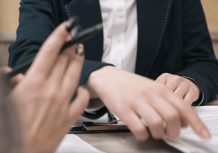 사람-상담-대출-계약서