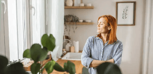 깨끗한 집에서 여유있게 쉬고 있는 한 여성