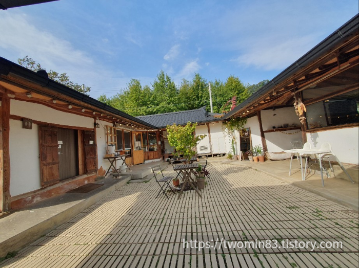 간양길카페 안마당