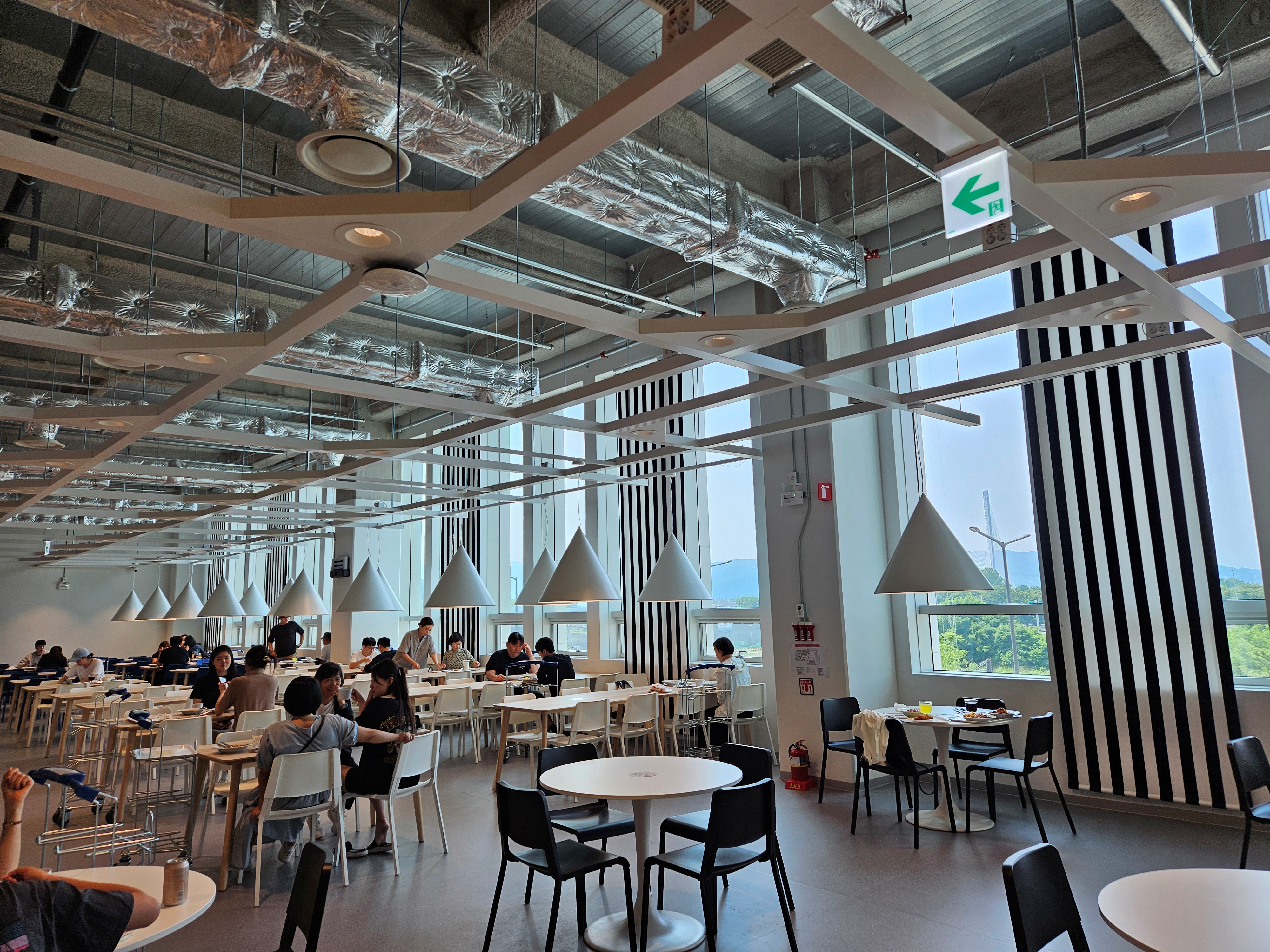 이케아-강동점-레스토랑-테이블에서-식사하는-사람들