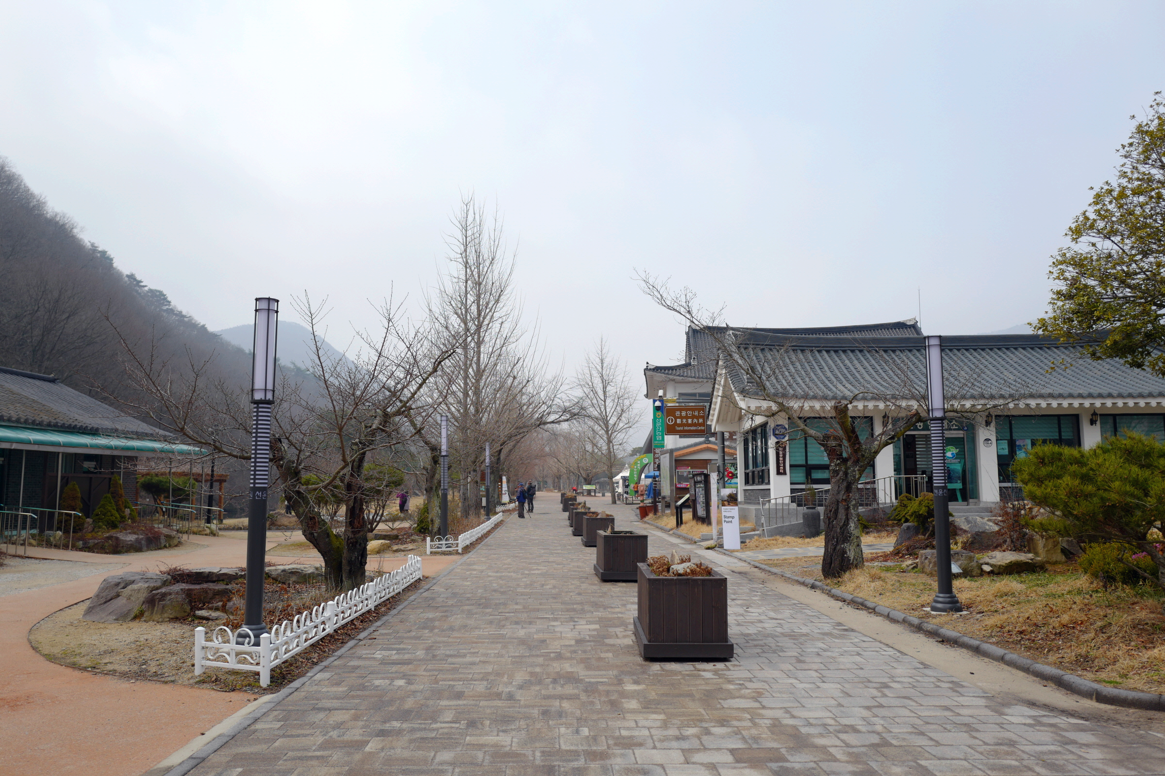 고창 선운산 관광안내소 한옥 건물과 보도블록 진입로