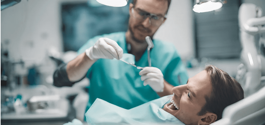 치과 치료 중 웃고 있는 환자