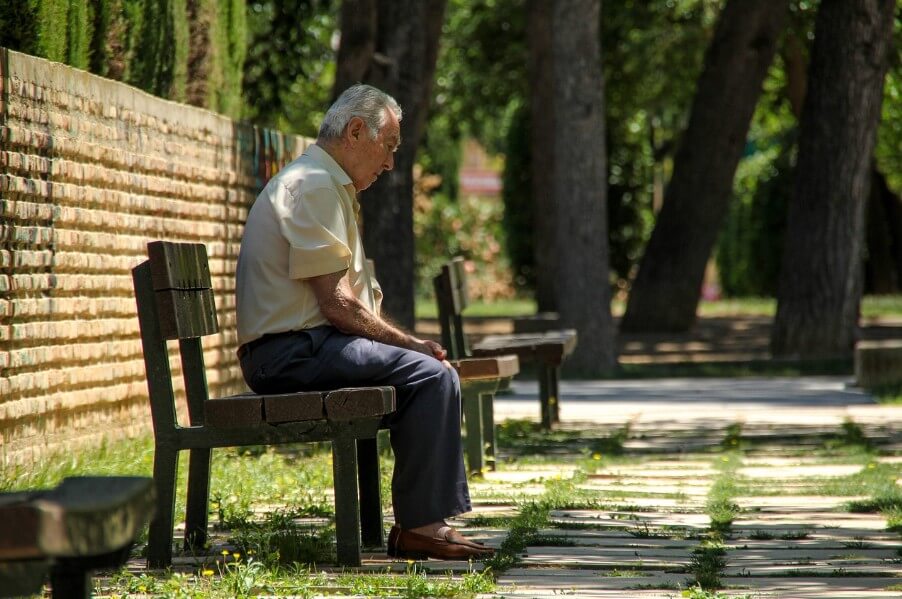벤치에 앉아서 생각하고 있는 할아버지