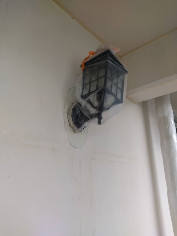 마스킹테이프로 보양작업하는 모습