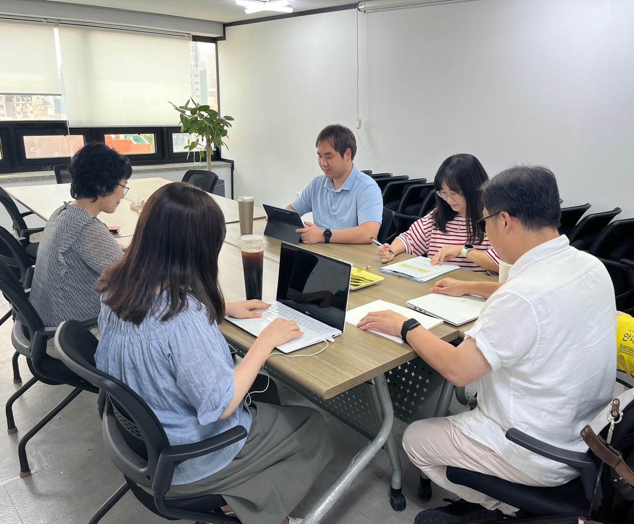 2023년 장애인활동지원사업 2차 운영위원회의를 진행중인 모습