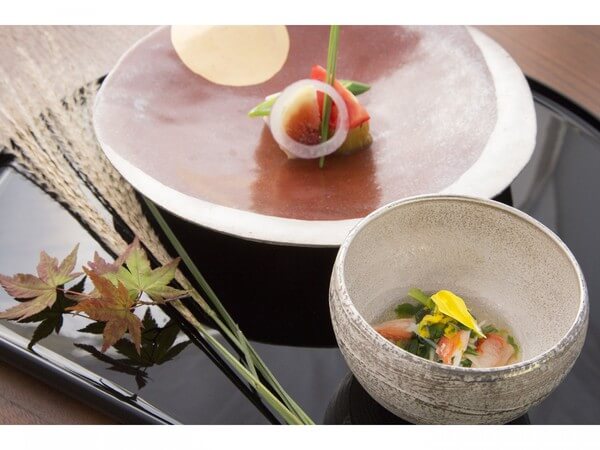 일본 전통 그릇에 담긴 섬세한 가이세키 요리. 계절의 미를 담은 프레젠테이션이 돋보이는 한 상