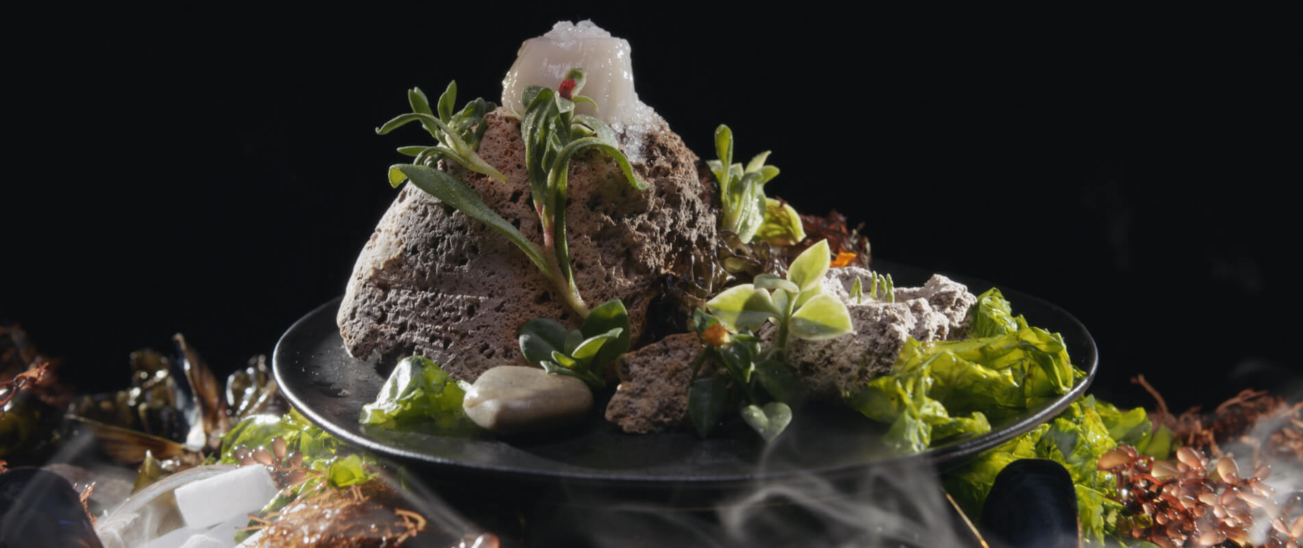 고급스러운 플레이팅이 된 음식