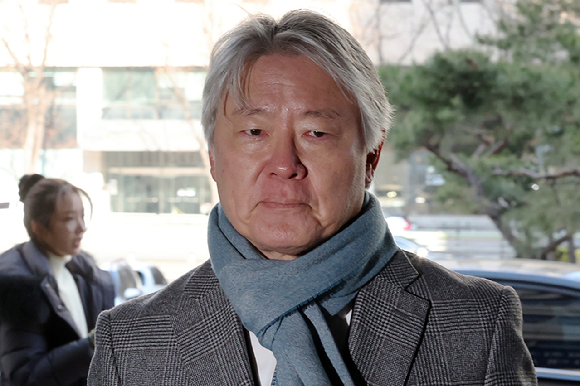 전공의 집단사직에 관여했다는 혐의를 받는 노환규 전 대한의사협회장이 지난 9일 오전 서울 마포구 서울경찰청 광역수사단에 출석하고 있다. [사진=뉴시스]