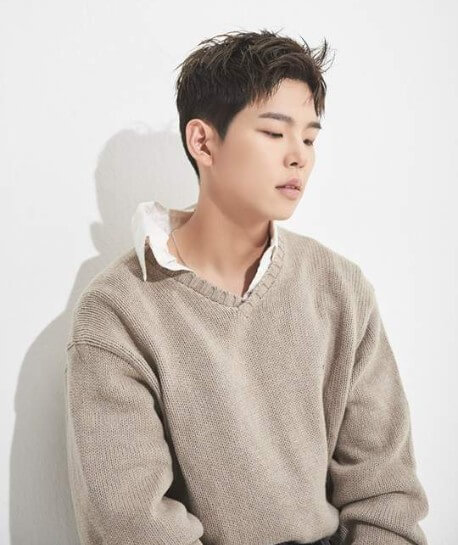 폴킴이-베이지색-니트를-입고-눈을-감고-있는-사진