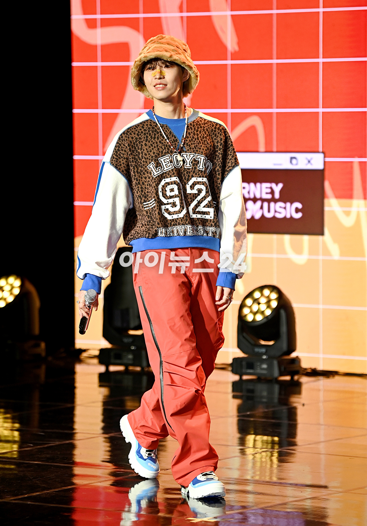 가수 김재환이 20일 오후 서울 강남구 일지아트홀에서 열린 여섯 번째 미니앨범 'J.A.M(잼) 발매 기념 미디어 쇼케이스에서 포토타임을 갖고 있다. [사진=곽영래 기자]