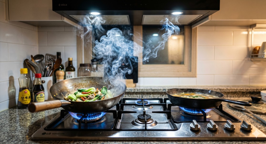 주방 가스레인지 위로 피어오르는 파란색과 흰색의 미세한 요리 매연 그래픽