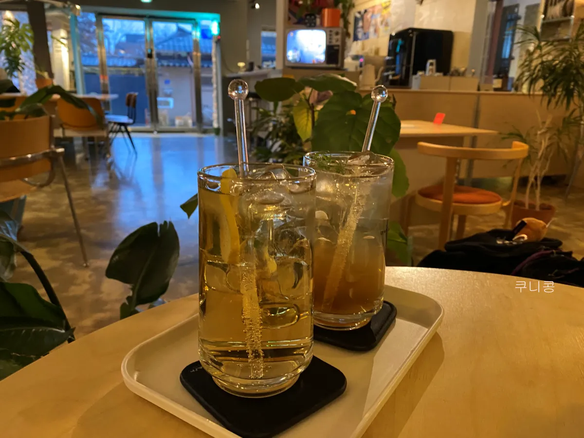 강릉역-근처-뚜벅이-여행-감성-숙소-추천-마커스호스텔-카페이용후기