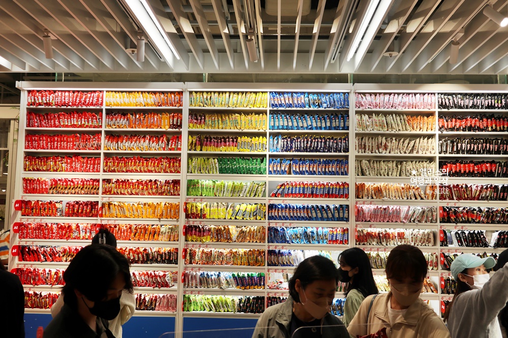 더현대서울 88라면스테이지, 라면종류는 물론 라면의 모든 것들을 구매할 수 있는 팝업스토어