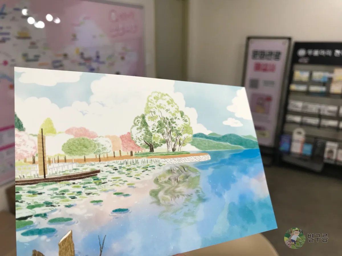 두물머리-관광안내소-나루터-수채화-엽서-들고있는-장면