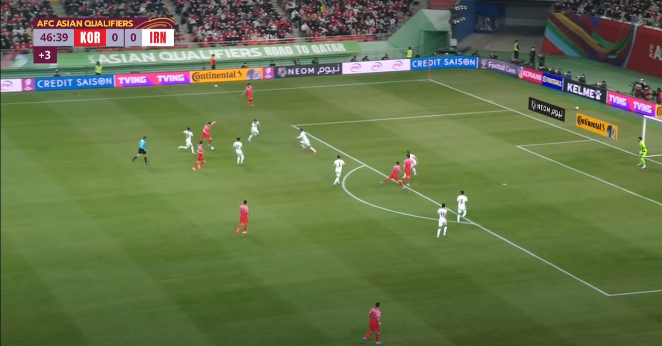 손흥민 선수가 드리블 하는 장면