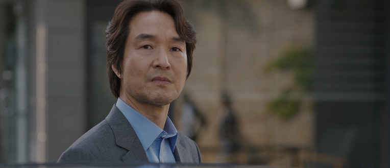 이토록 친밀한 배신자 1회 공식 장면, 장태수 역 한석규가 밖을 바라보는 모습