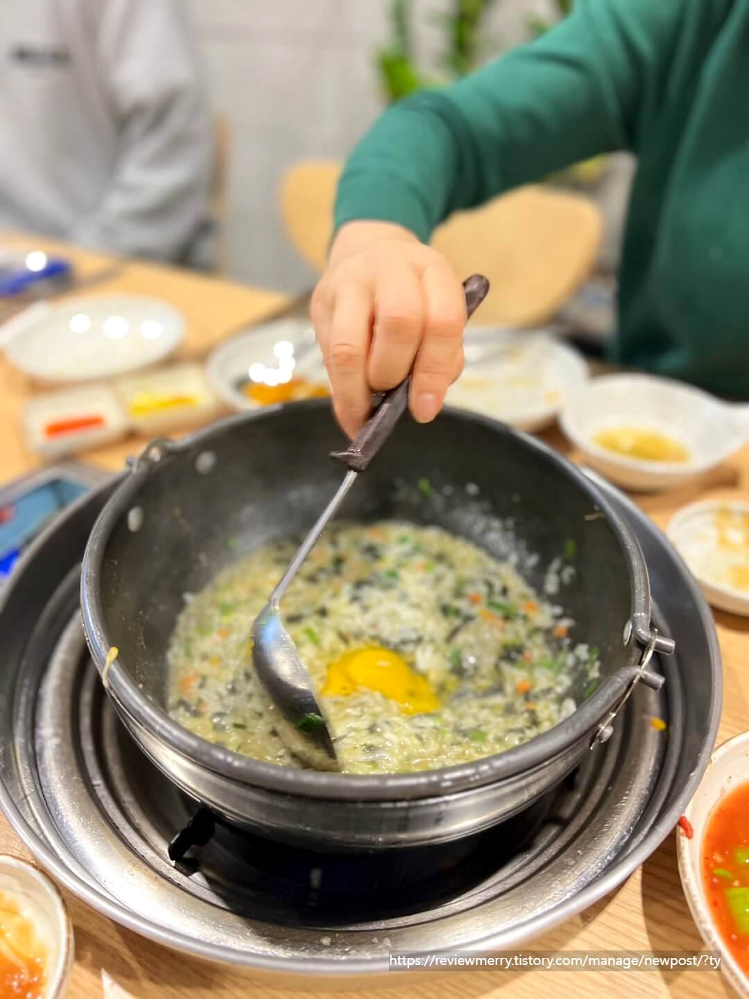 죽에 계란 넣은 사진