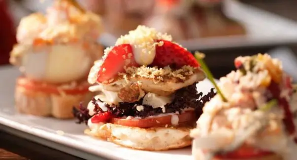 빵위에-딸기와-토마토-그리고-하얀-크림을-올려서-만든-핀초포테