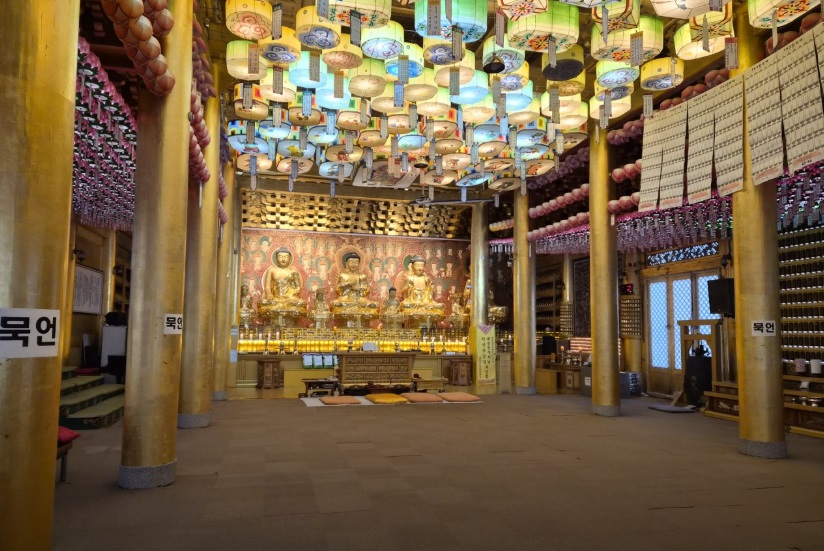 절-하면-금을-주는-황금사찰