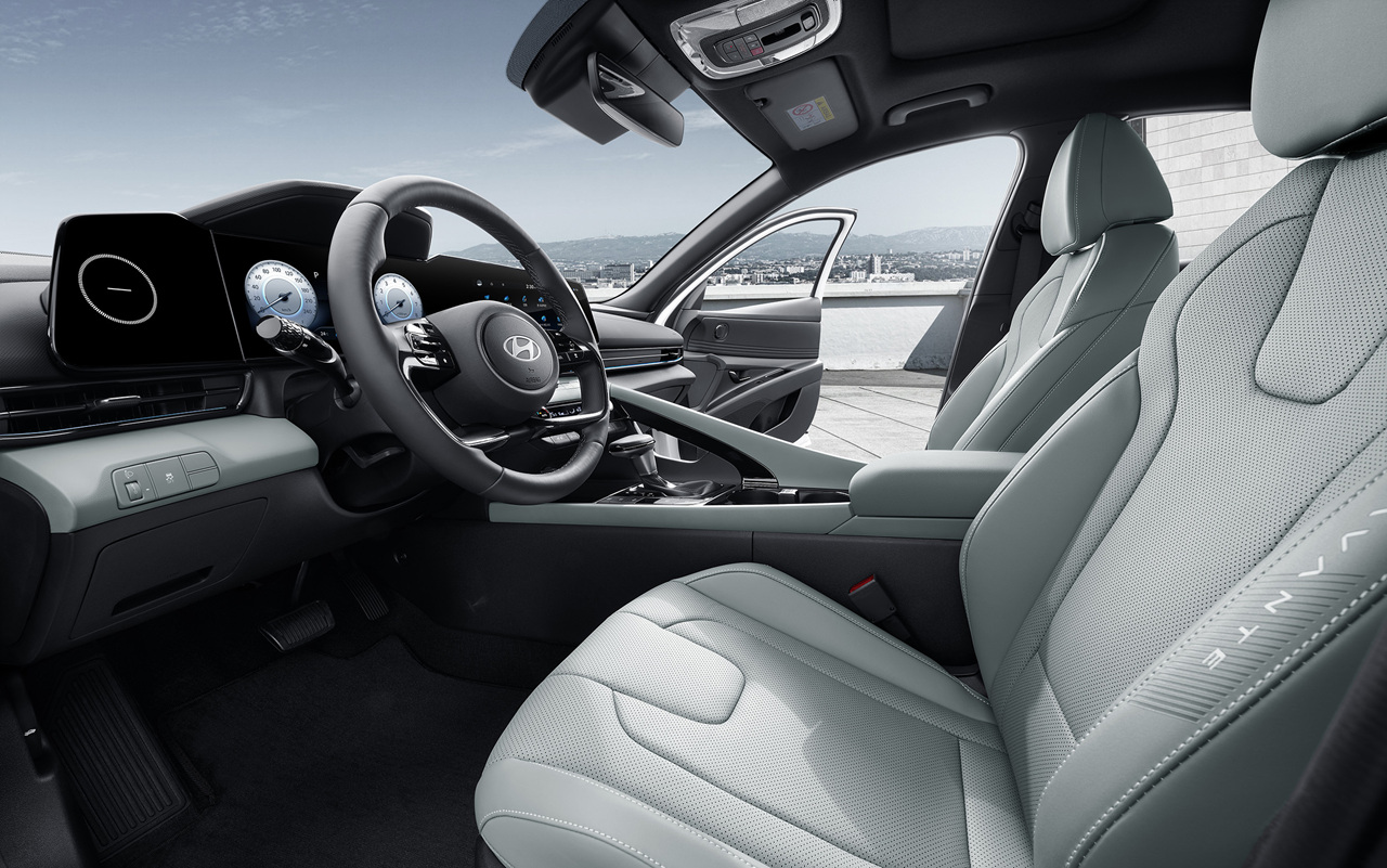 2023년형 현대 아반떼 실내 운전석 시트 사진