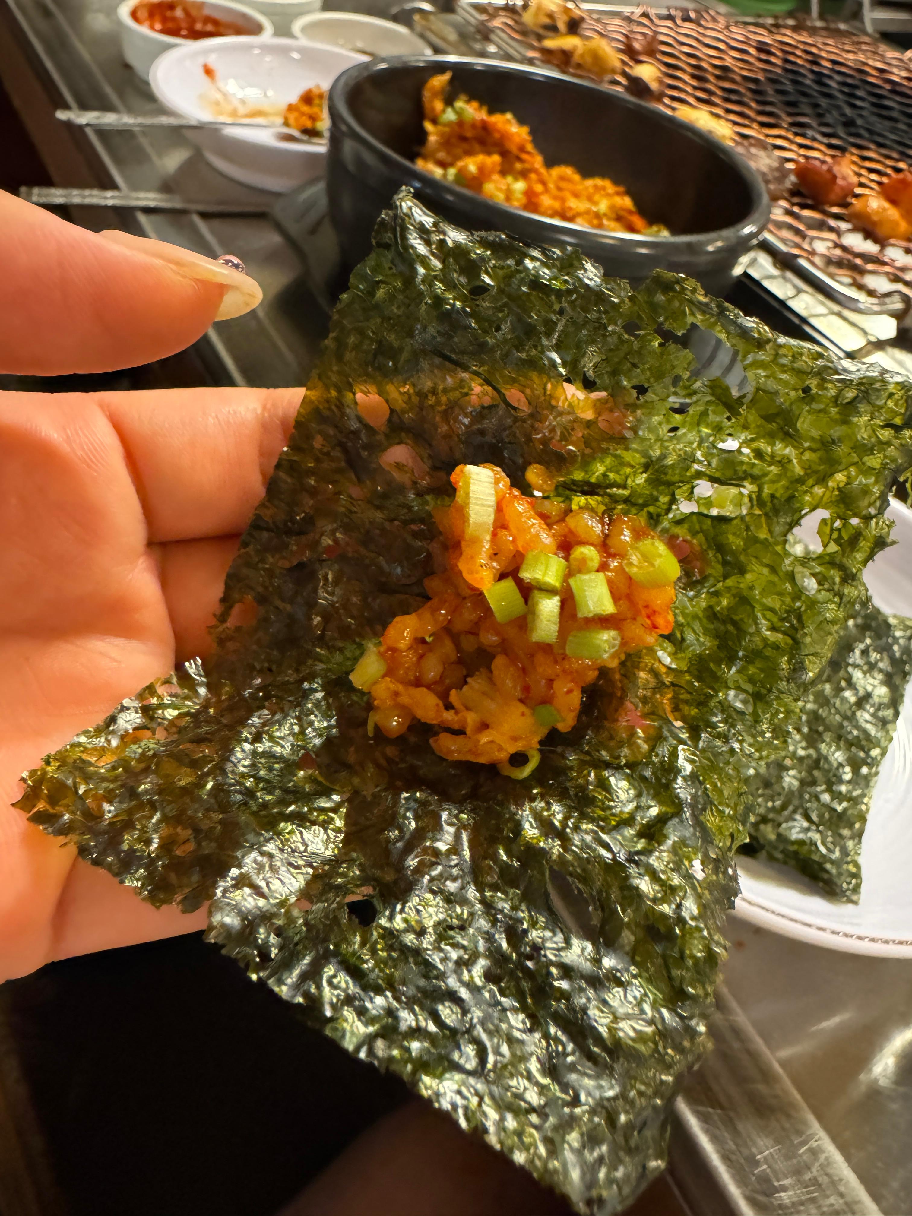 김 위에 올린 뚝배기 양밥과 대파&amp;#44; 고소하게 한입 싸먹기 좋은 조합