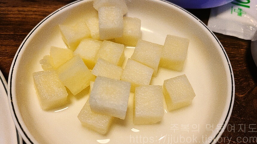 둘둘치킨-치킨무