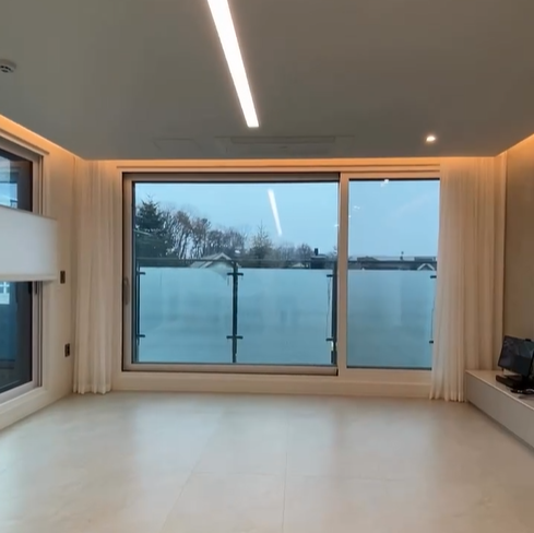 거실이 넓고 빛이 잘 들어오는 구조로 되어 있다