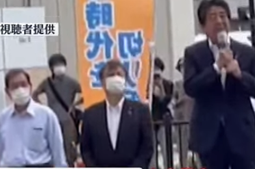 아베의 선거 유세를 뒤에서 지켜보 있던 범인