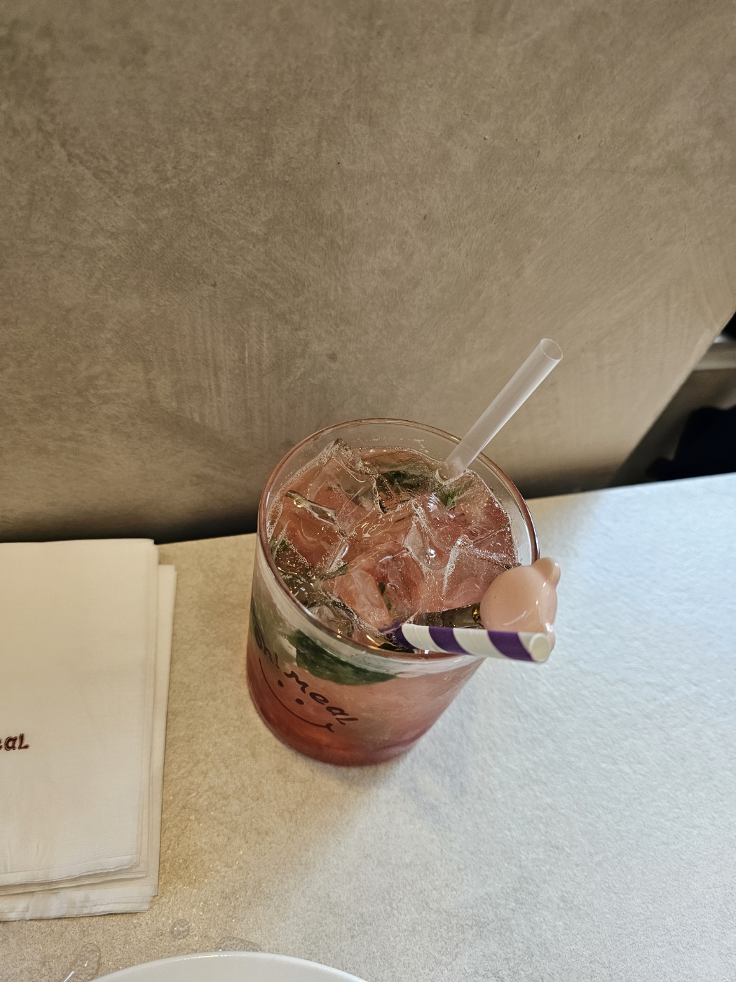 성수 오밀 토마토 바질 에이드, 상큼한 음료와 귀여운 빨대 장식