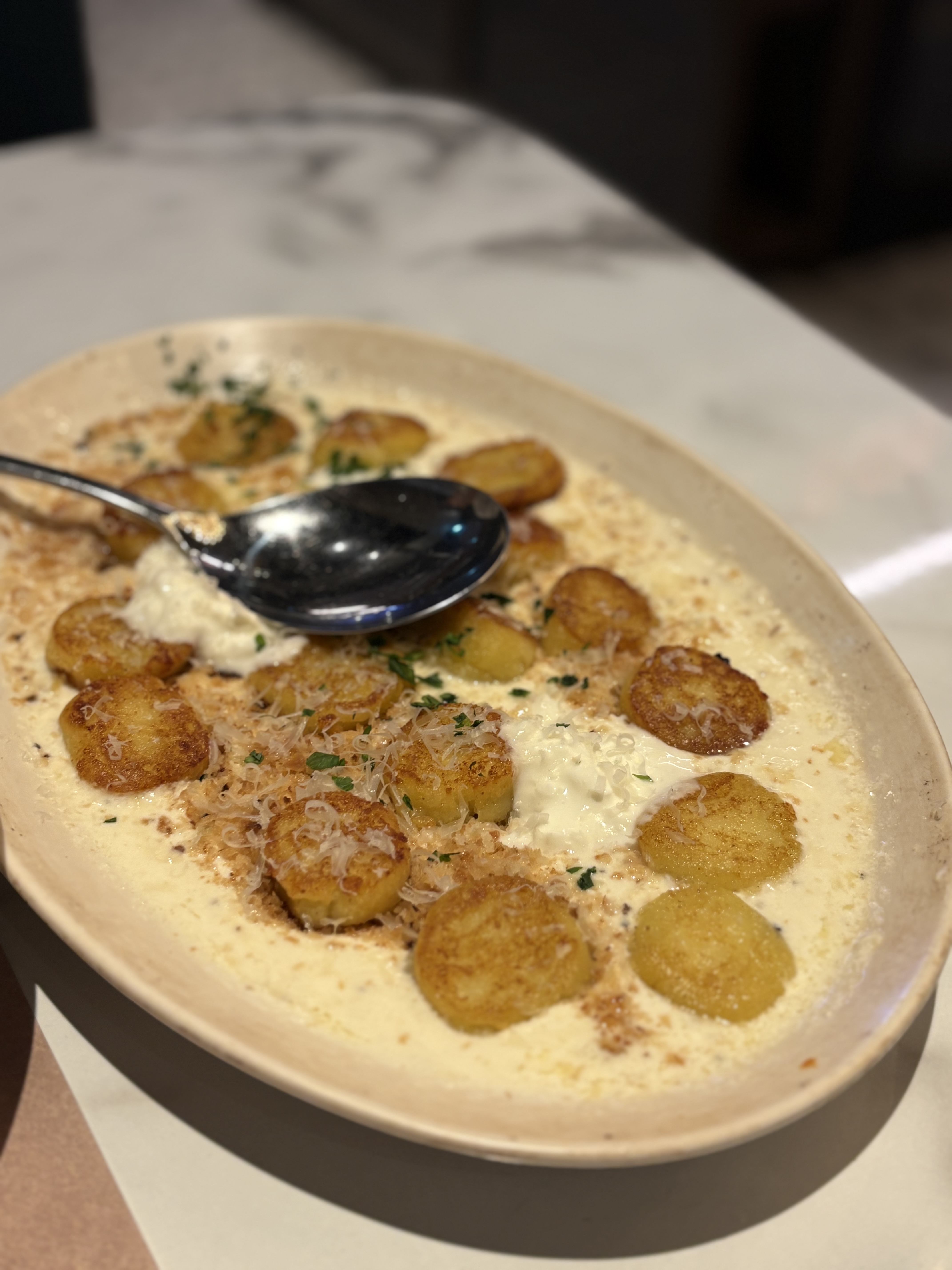 서울 데이트의 성지&amp;#44; 신촌에서 즐기는 낭만과 활력 가득한 완벽 코스 가이드