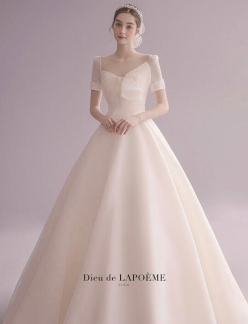 디유드라포엠-반팔-리본-웨딩드레스를-입은-모델