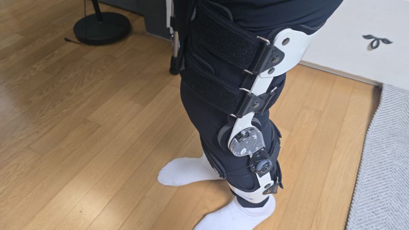 십자인대 파열 후 착용하는 보행보조기