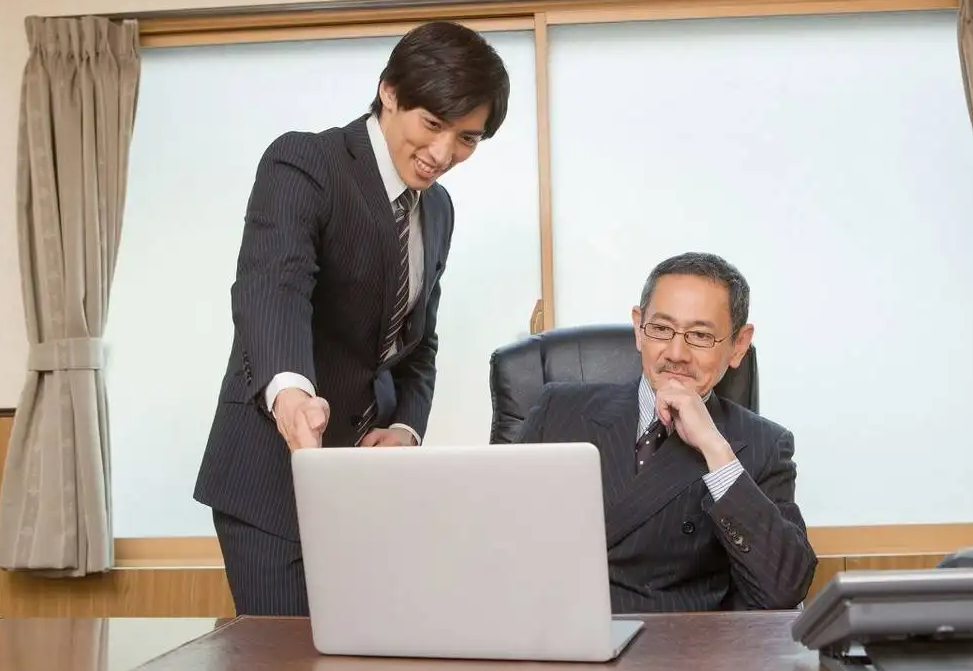 교언영색 - 열심히 아부하는 사람