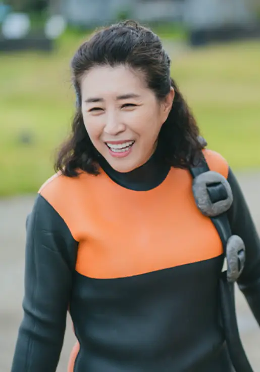 해녀복을 입고 따뜻하게 웃고있는 김미경